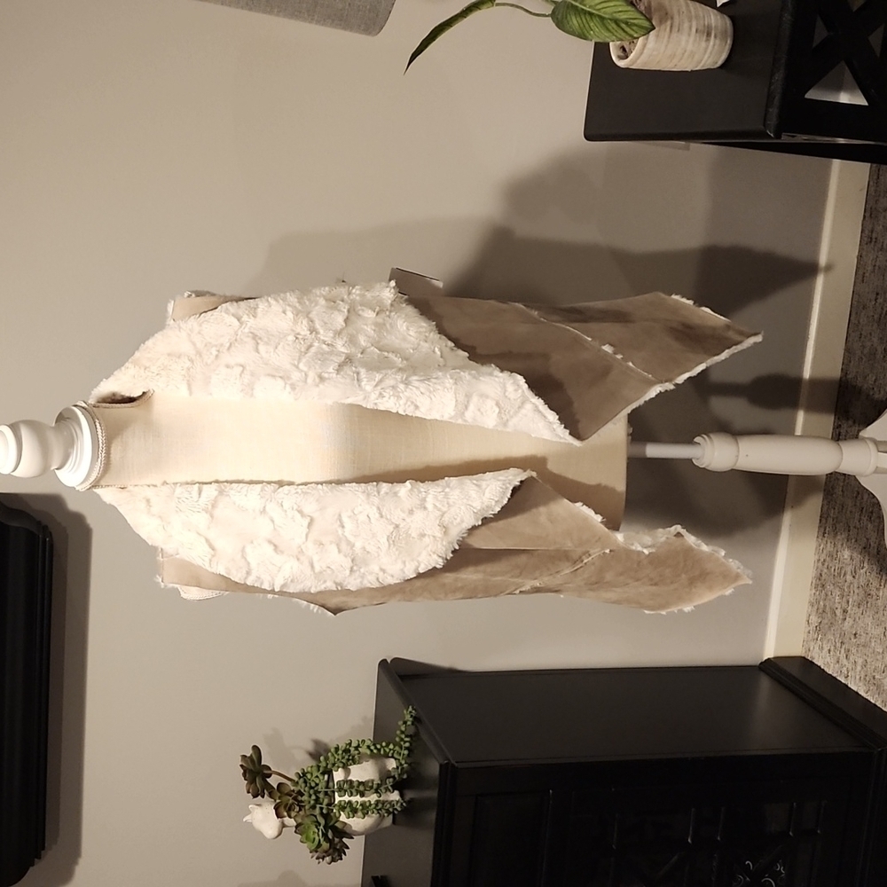 Altar'd State faux fur vest tan/cream size medium Pit to pit 21 inches so soft - Picture 1 of 7